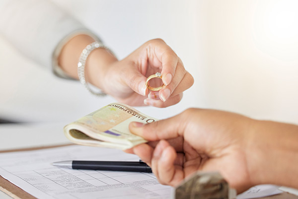 Frau verkauft Goldring