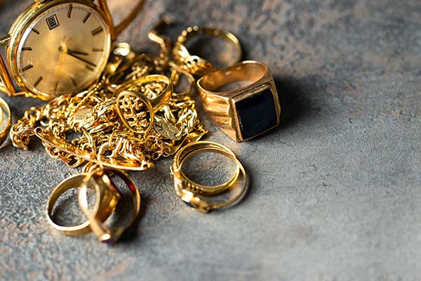 Goldener Schmuck auf einem grauen Hintergrund