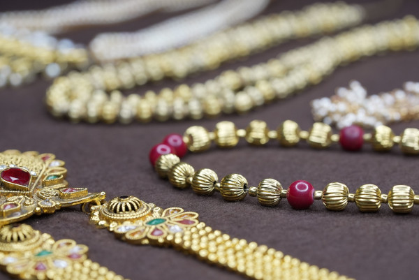 Tisch auf dem verschiedener Goldschmuck liegt.
