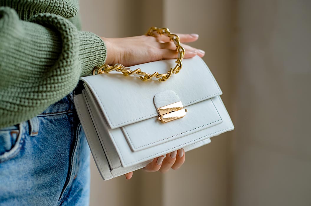 Nahaufnahme einer WeiĂźe Designerhandtasche