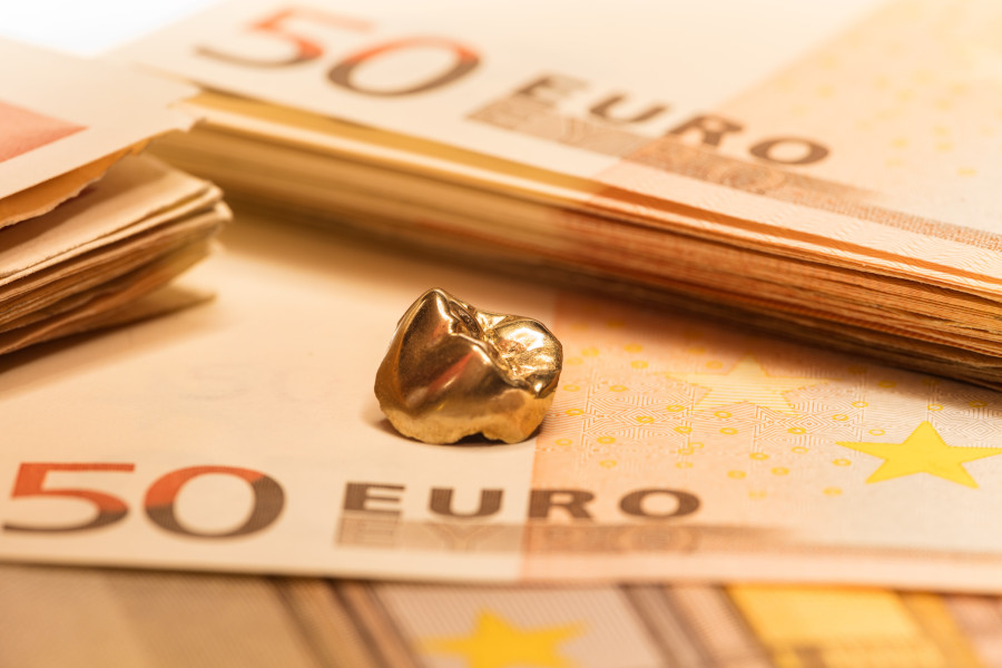 Goldene Zahnkrone liegt auf 50Euro Schein